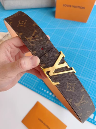 Cinturón Louis Vuitton Monogram Clásico Dorado