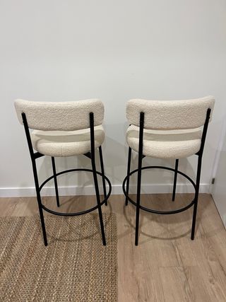 Taburetes altos bouclé beige y negro