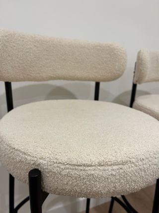 Taburetes altos bouclé beige y negro