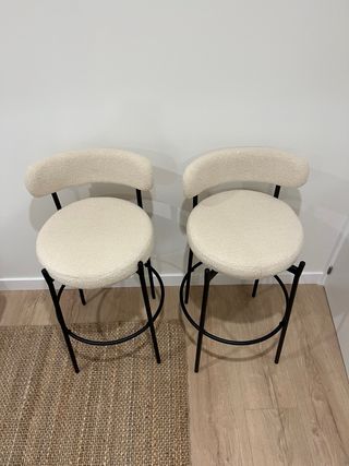 Taburetes altos bouclé beige y negro