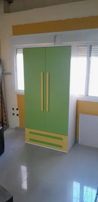 Armario 2 puertas verde y amarillo