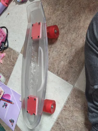 Patín transparente con ruedas rojas