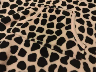 Bata de casa con estampado de jirafa