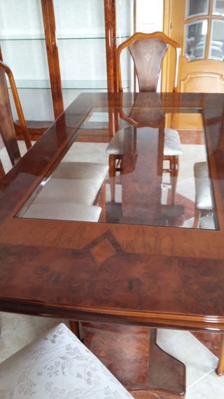 Mueble comedor clásico madera y cristal