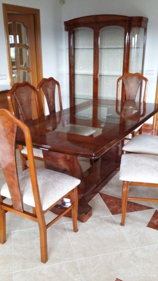 Mueble comedor clásico madera y cristal