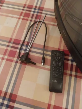 Televisor SABA 15 pulgadas con mando y antena