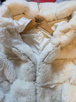 Abrigo pelo sintético acolchado beige/blanco