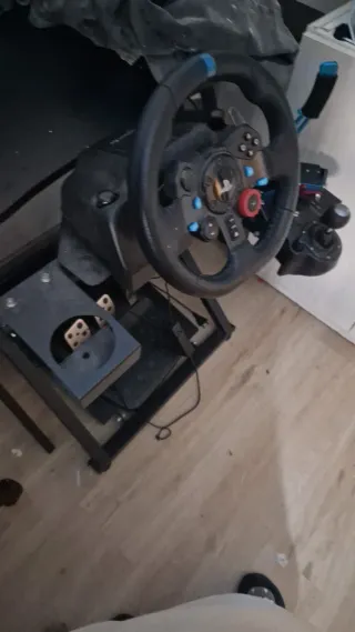 Volante y pedales gaming