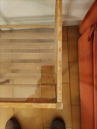 Mesita auxiliar Ikea madera y cristal.