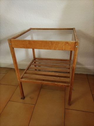 Mesita auxiliar Ikea madera y cristal.