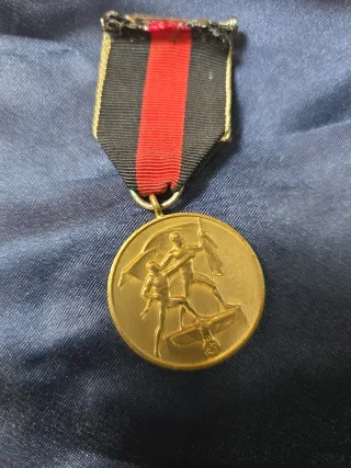 Medalla militar antigua con cinta