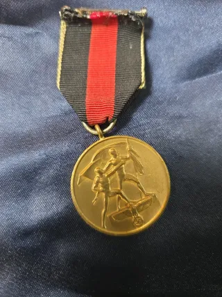 Medalla militar antigua con cinta