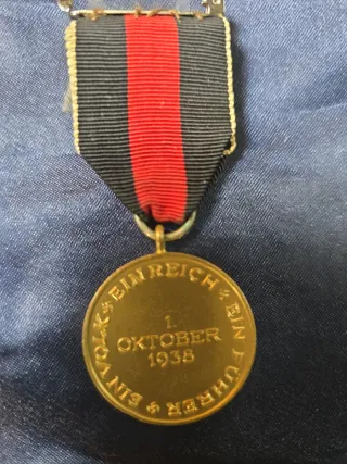 Medalla militar antigua con cinta