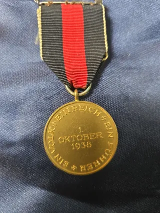 Medalla militar antigua con cinta