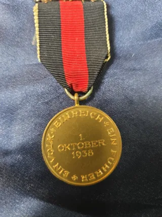 Medalla militar antigua con cinta