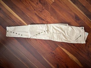 Pantalón cargo beige con botones