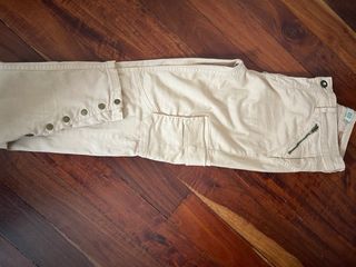Pantalón cargo beige con botones