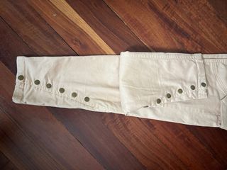 Pantalón cargo beige con botones
