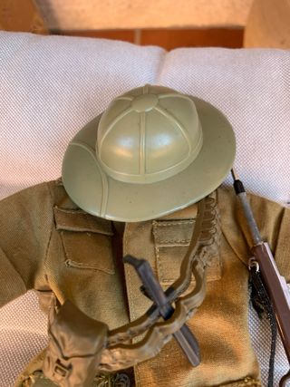 Geyperman uniforme militar y rifle