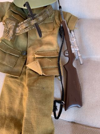 Geyperman uniforme militar y rifle