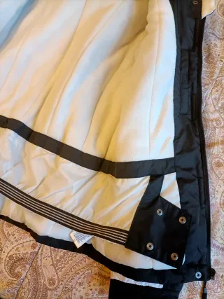 Plumífero impermeable para nieve negro y blanco