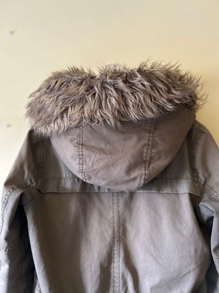 Abrigo verde caqui con capucha y efecto desgastado