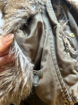 Abrigo verde caqui con capucha y efecto desgastado