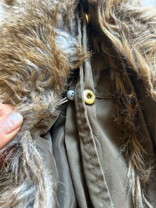 Abrigo verde caqui con capucha y efecto desgastado