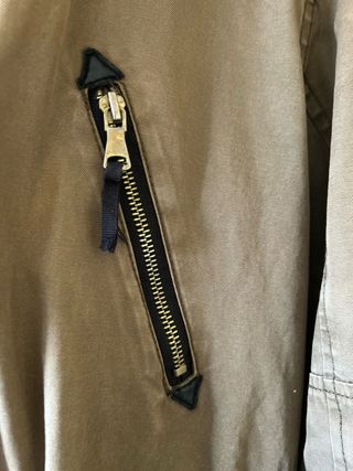 Abrigo verde caqui con capucha y efecto desgastado