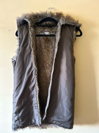 Abrigo verde caqui con capucha y efecto desgastado