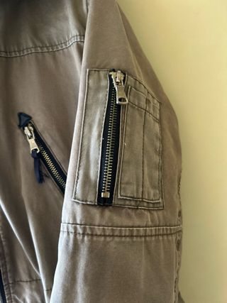 Abrigo verde caqui con capucha y efecto desgastado