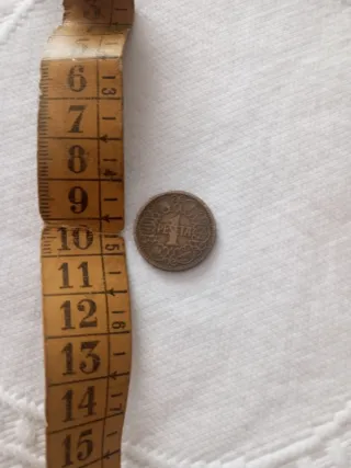 Moneda antigua con escudo