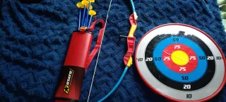 Arco y flechas de juguete con diana