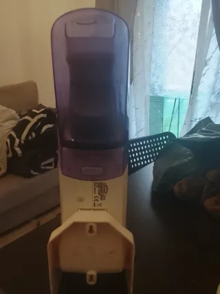 Aspiradora portátil morada y blanca