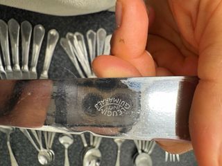 Juego de cubiertos de metal plateado