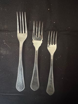 Juego de cubiertos de metal plateado
