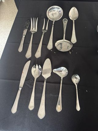 Juego de cubiertos de metal plateado