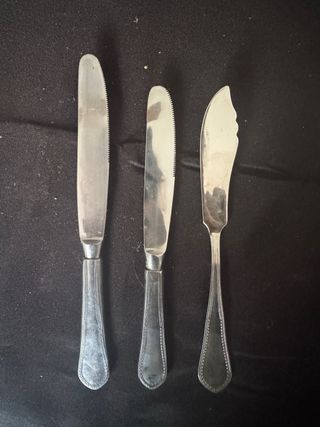 Juego de cubiertos de metal plateado