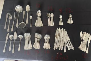 Juego de cubiertos de metal plateado