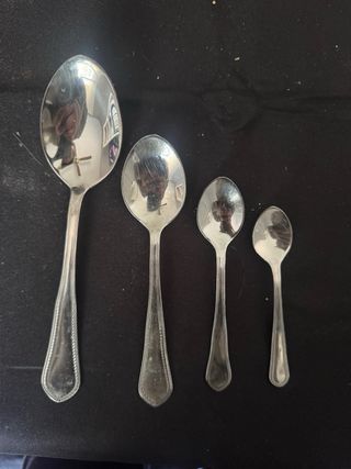 Juego de cubiertos de metal plateado