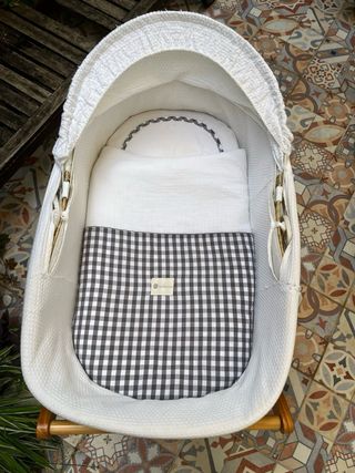 Moisés de mimbre y madera + vestimenta + ropa cama