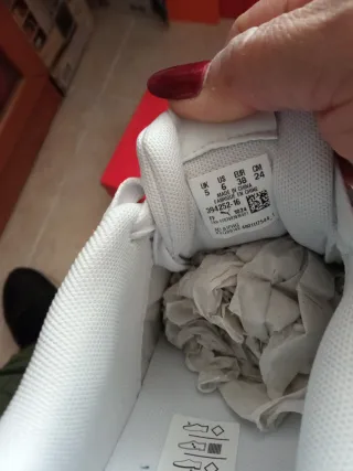 Zapatillas Puma Blancas y Plateadas