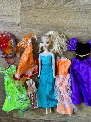 Muñeca Elsa con vestidos SET COMPLETO