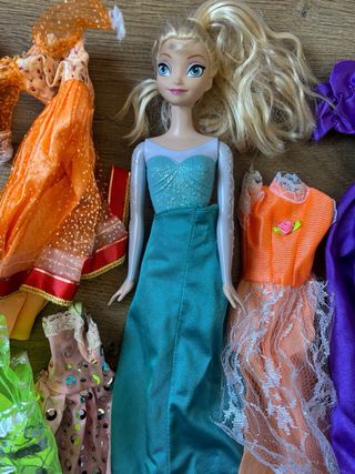 Muñeca Elsa con vestidos SET COMPLETO