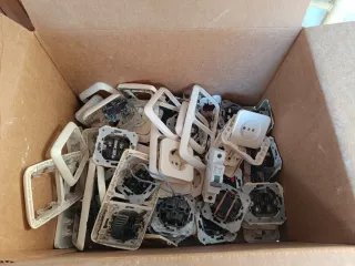 Material eléctrico: enchufes e interruptores