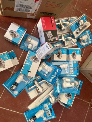 Lote Material Ferretería: Cerraduras, Grifos, rtc