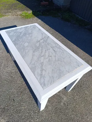 Mesa de salón con centro de mármol