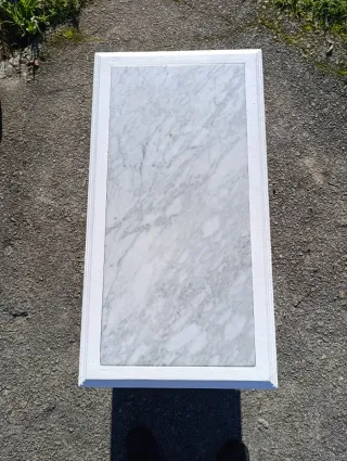 Mesa de salón con centro de mármol