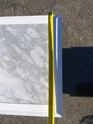 Mesa de salón con centro de mármol