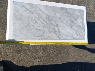 Mesa de salón con centro de mármol